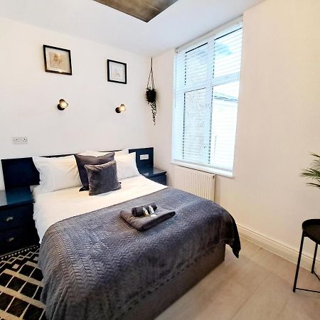 Spacious 3 Bed Apartment, En-Suites, Near Train Station! Watford  Ngoại thất bức ảnh