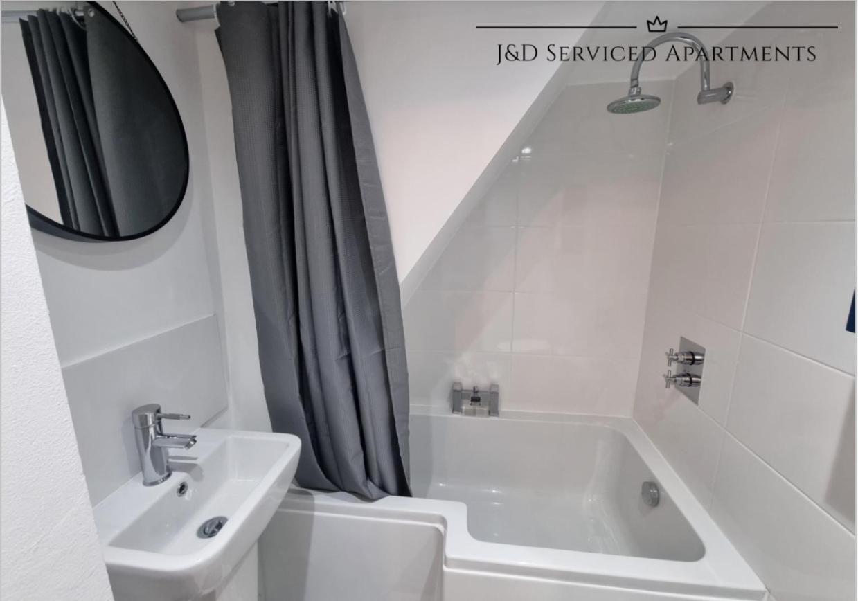 Spacious 3 Bed Apartment, En-Suites, Near Train Station! Watford  Ngoại thất bức ảnh