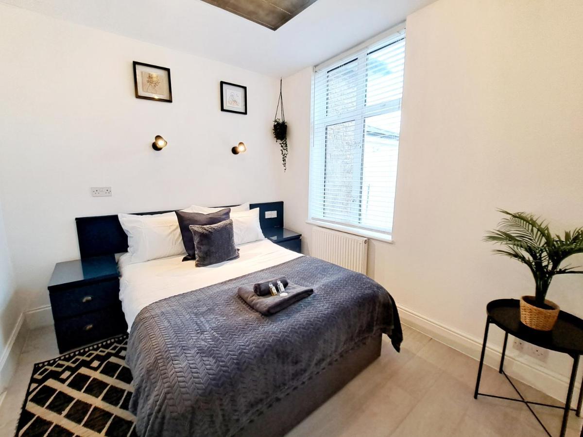 Spacious 3 Bed Apartment, En-Suites, Near Train Station! Watford  Ngoại thất bức ảnh
