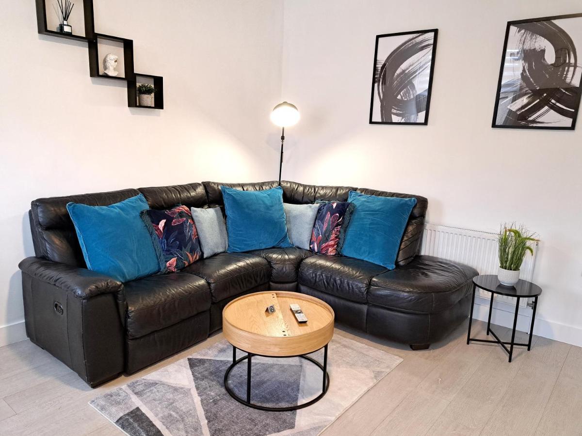 Spacious 3 Bed Apartment, En-Suites, Near Train Station! Watford  Ngoại thất bức ảnh
