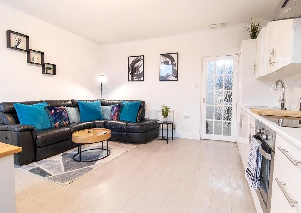 Spacious 3 Bed Apartment, En-Suites, Near Train Station! Watford  Ngoại thất bức ảnh