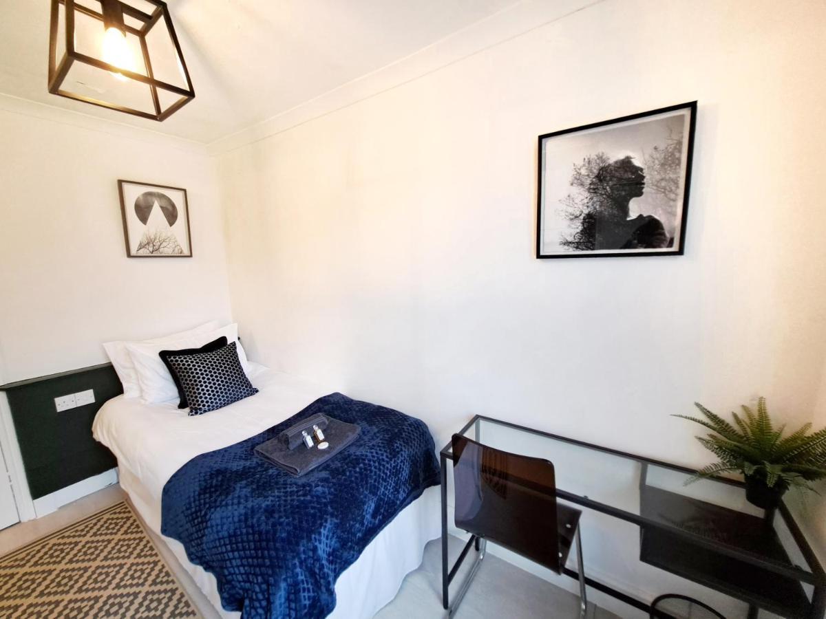 Spacious 3 Bed Apartment, En-Suites, Near Train Station! Watford  Ngoại thất bức ảnh