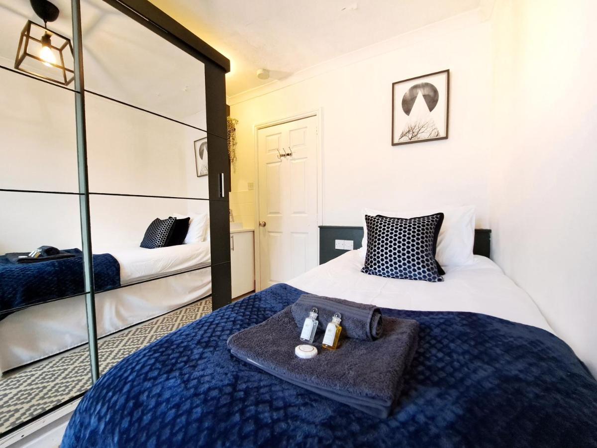Spacious 3 Bed Apartment, En-Suites, Near Train Station! Watford  Ngoại thất bức ảnh