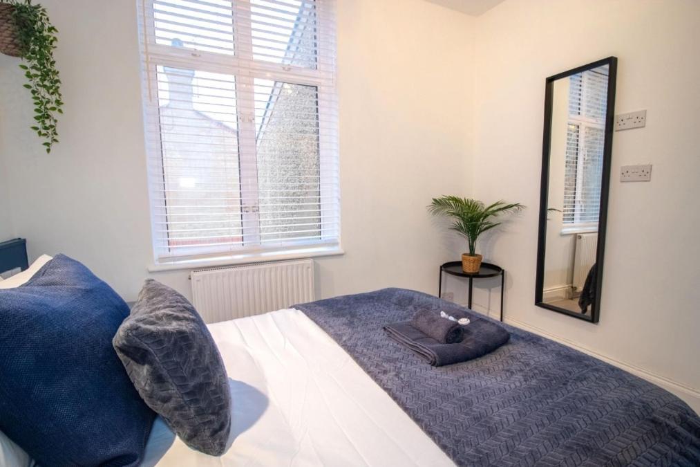 Spacious 3 Bed Apartment, En-Suites, Near Train Station! Watford  Ngoại thất bức ảnh