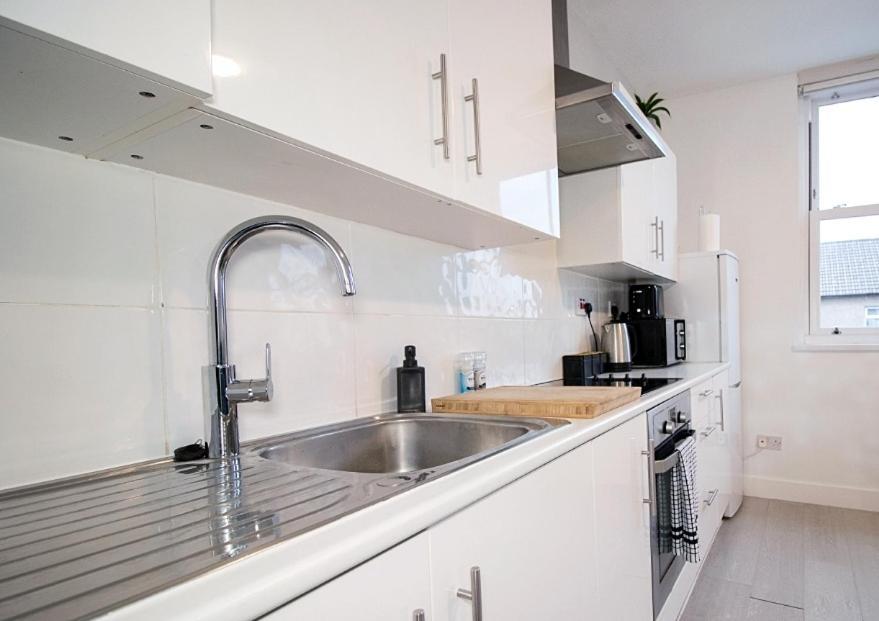 Spacious 3 Bed Apartment, En-Suites, Near Train Station! Watford  Ngoại thất bức ảnh