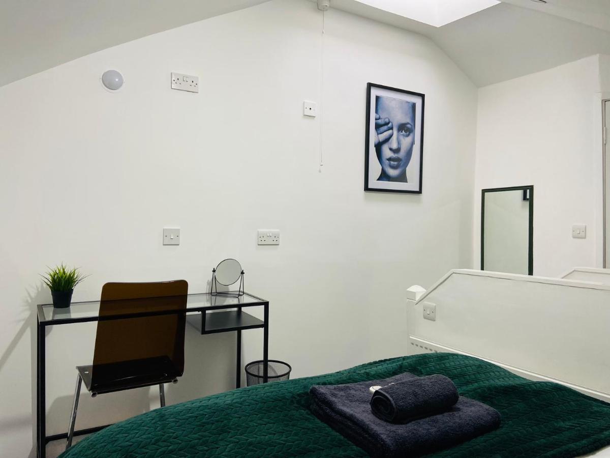 Spacious 3 Bed Apartment, En-Suites, Near Train Station! Watford  Ngoại thất bức ảnh