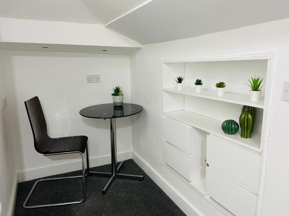 Spacious 3 Bed Apartment, En-Suites, Near Train Station! Watford  Ngoại thất bức ảnh